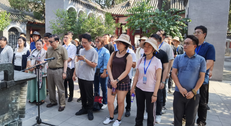 港青參觀岳飛廟誦讀《滿江紅》 感受精忠報國精神