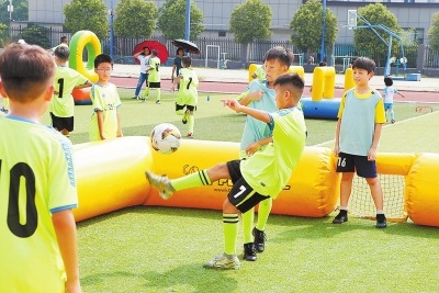 校园足球邀请赛迎来众多山里娃