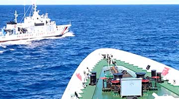 菲律宾四船擅闯仁爱礁 中方：全程跟监