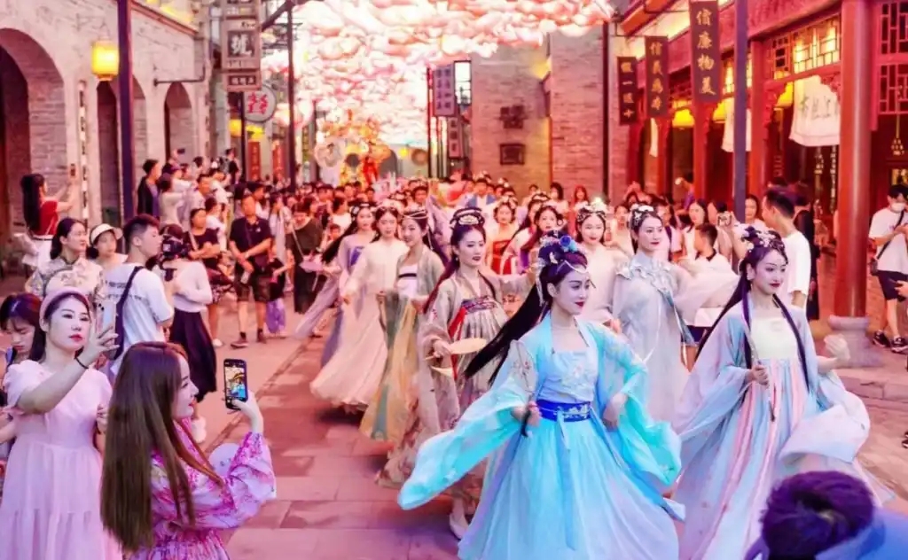 鄭州電影小鎮升級煥新 開啟四周年新篇章