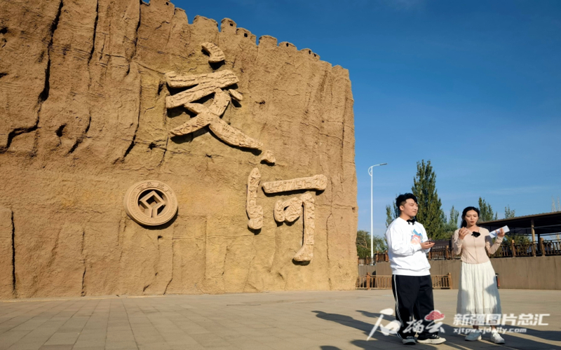 “东方甄选新疆行” 走进吐鲁番
