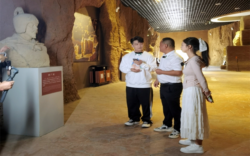 穿行历史文化遗产间 东方甄选主播小贝、乐乐：新疆，必须来