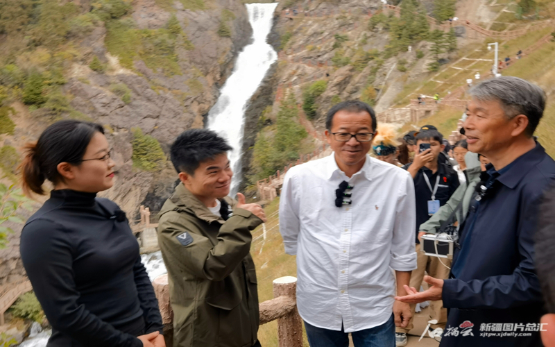 俞敏洪 董宇辉感叹天山天池：是大自然杰出的艺术品