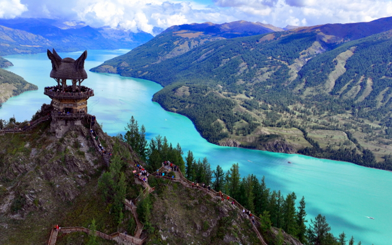 前8月新疆接待游客1.82亿人次 同比增长52.42%