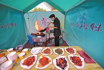 巧摆山珍宴 闻香游客来