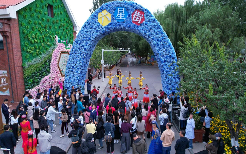 直播火爆！“东方甄选新疆行”走进伊犁