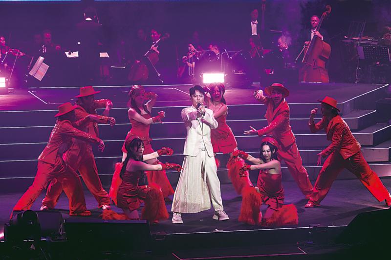 李克勤与近万观众合唱《红日》