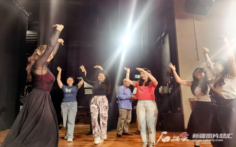 香港观众：看了演出，赶来学新疆歌舞