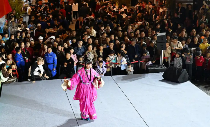 河南21支龍舟隊競渡比拼  古鎮長街共聚一堂