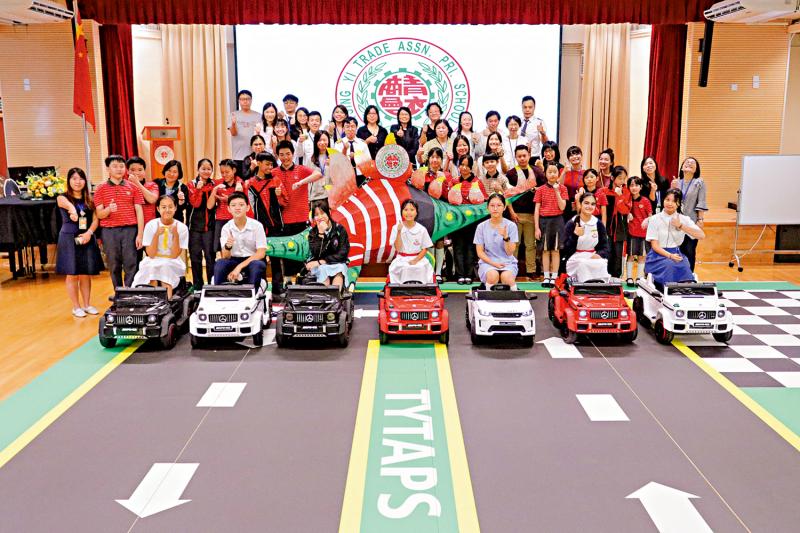 礼堂变赛车场 比赛燃起斗志