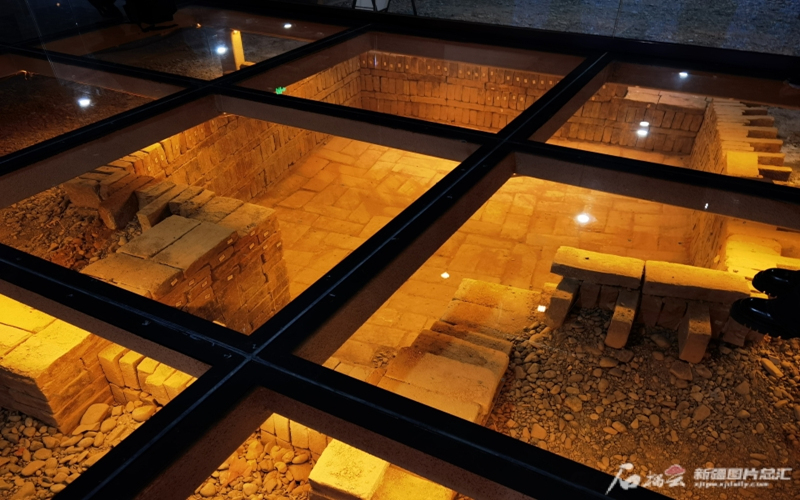 库车市繁华街道下“藏”着古墓群遗址博物馆