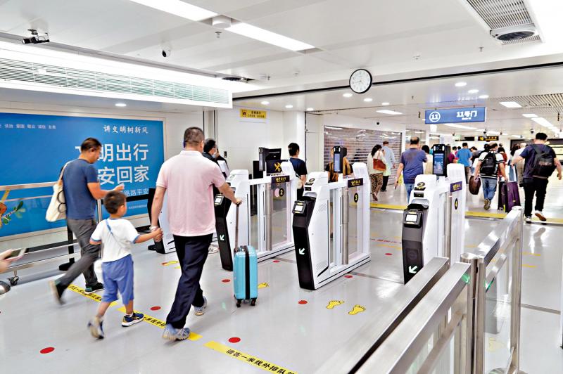 今起出入境免健康申报 专家：简化出入境 利好中国经济