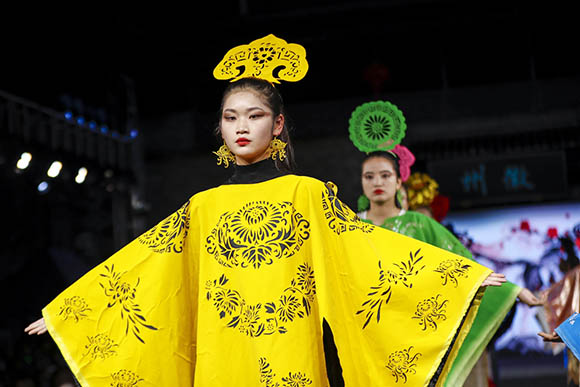 徽州古城化國際「秀場」，非遺技藝煥時尚新風