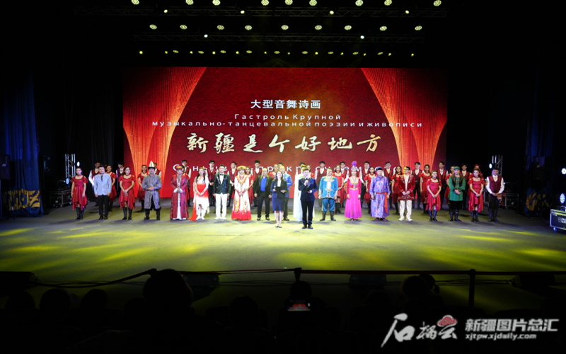 看完来自新疆的演出 这位阿斯塔纳观众手都拍疼