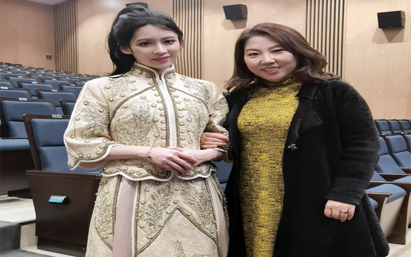 她曾兩次去新疆參加舞蹈節，在首爾又見到老朋友