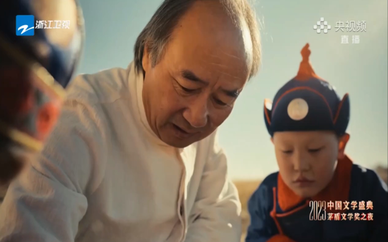 “茅盾文学奖”在乌镇颁奖，新疆作家刘亮程深情致谢家乡