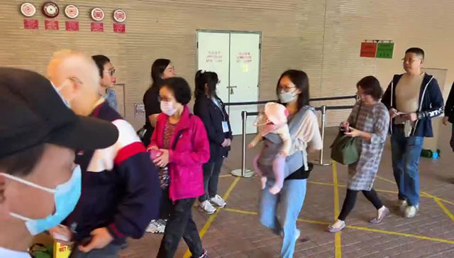 区议会选举投票开始 多个票站一度排长龙