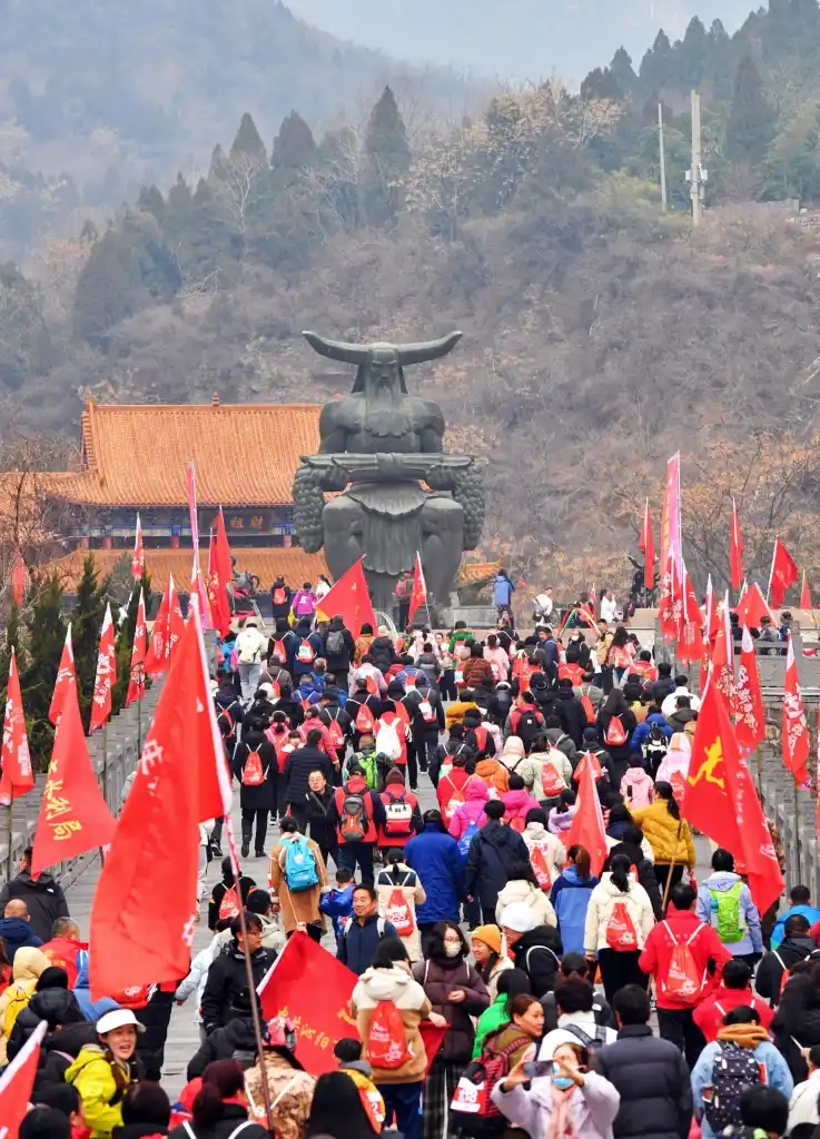 豫800餘健身愛好者相聚神農山快樂登高迎新年