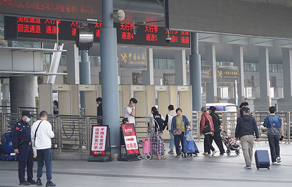 内地元旦出入境人数恢复至疫前水平