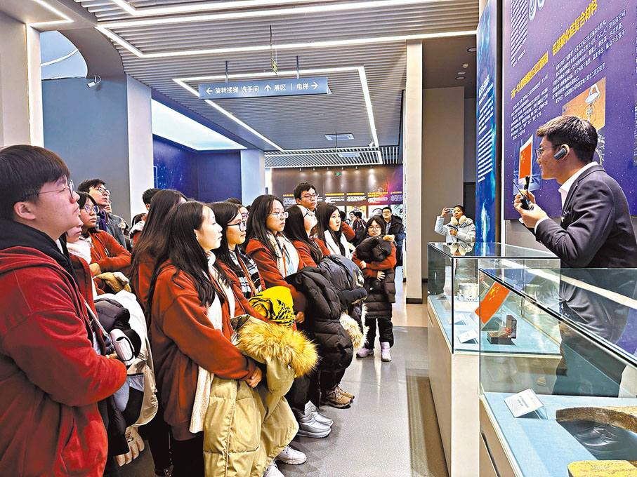 港青参观哈工大航天馆 赞内地高校教育