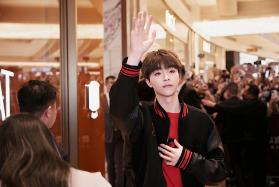 音乐人陈立农亮相深圳  展现龙年经典时尚美学