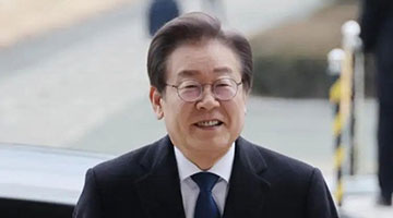 李在明15天后重返岗位：微笑露面 说自己经历的意外微不足道