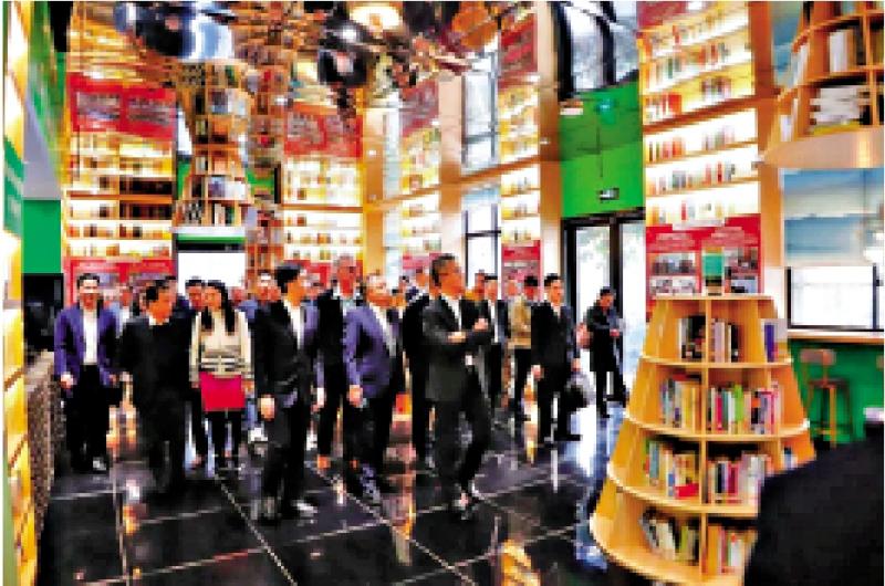 香港警察携子女参观﻿访四川职业学院 