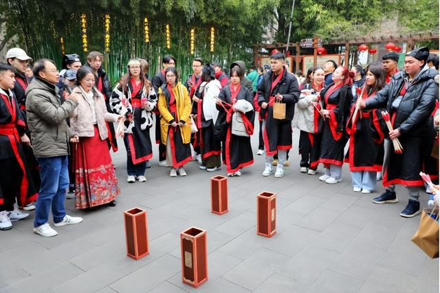 湖北黄冈职院：百名留学生研学东坡赤壁