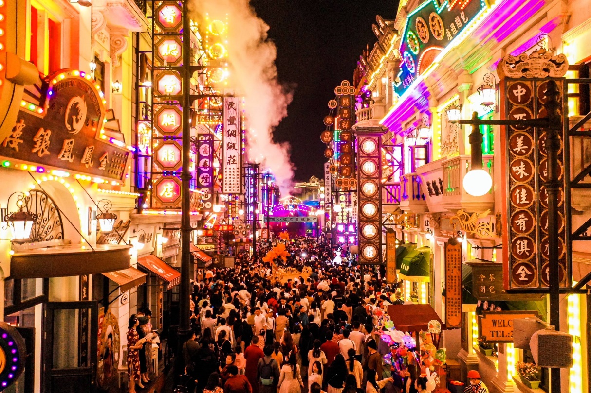 超百場演出、千馀盞華燈……建業電影小鎮打造新春新體驗