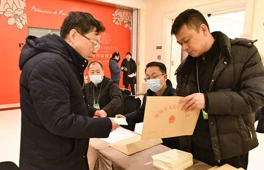 出席省十四届人大二次会议的代表报到