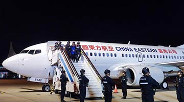 白所成等10名缅北重大犯罪嫌疑人被押解回中国