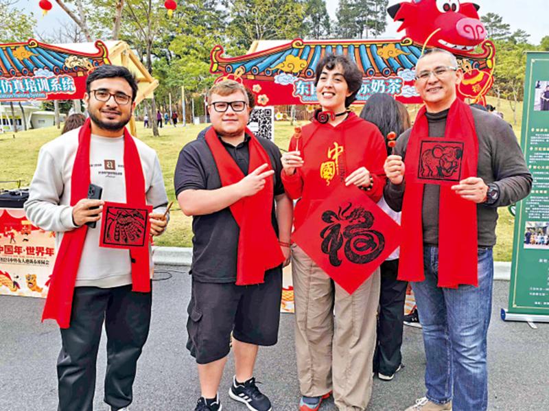 巴基斯坦父子 穿梭深港行大运