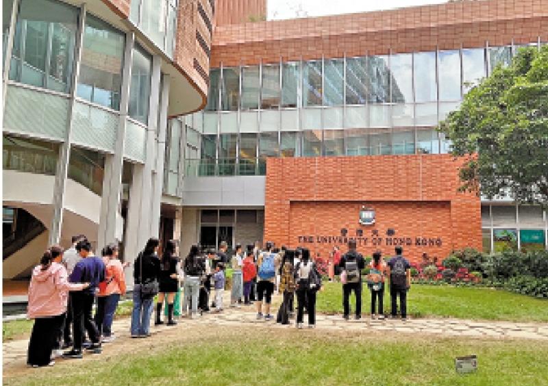 感受学术氛围 “大学打卡游”受欢迎