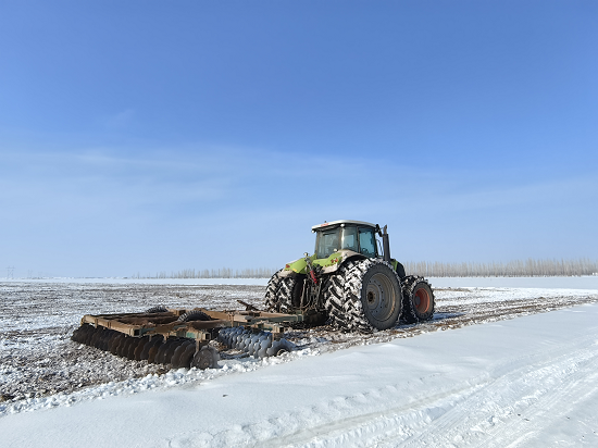 新疆兵团第六师105团：进行破雪作业 打好春耕备耕“主动仗”