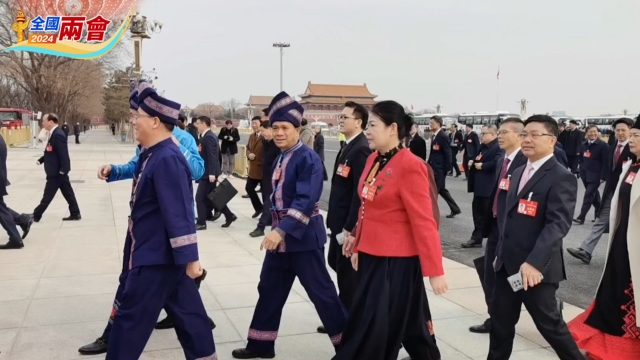 少数民族代表“今天穿上了以前只能出嫁穿的衣服！”