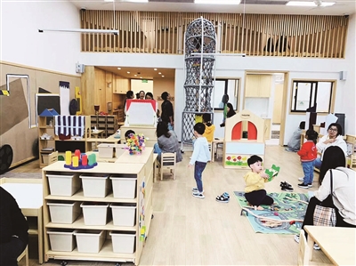 中国教育报评论员：解决职工“带娃难”需要更多“实招”