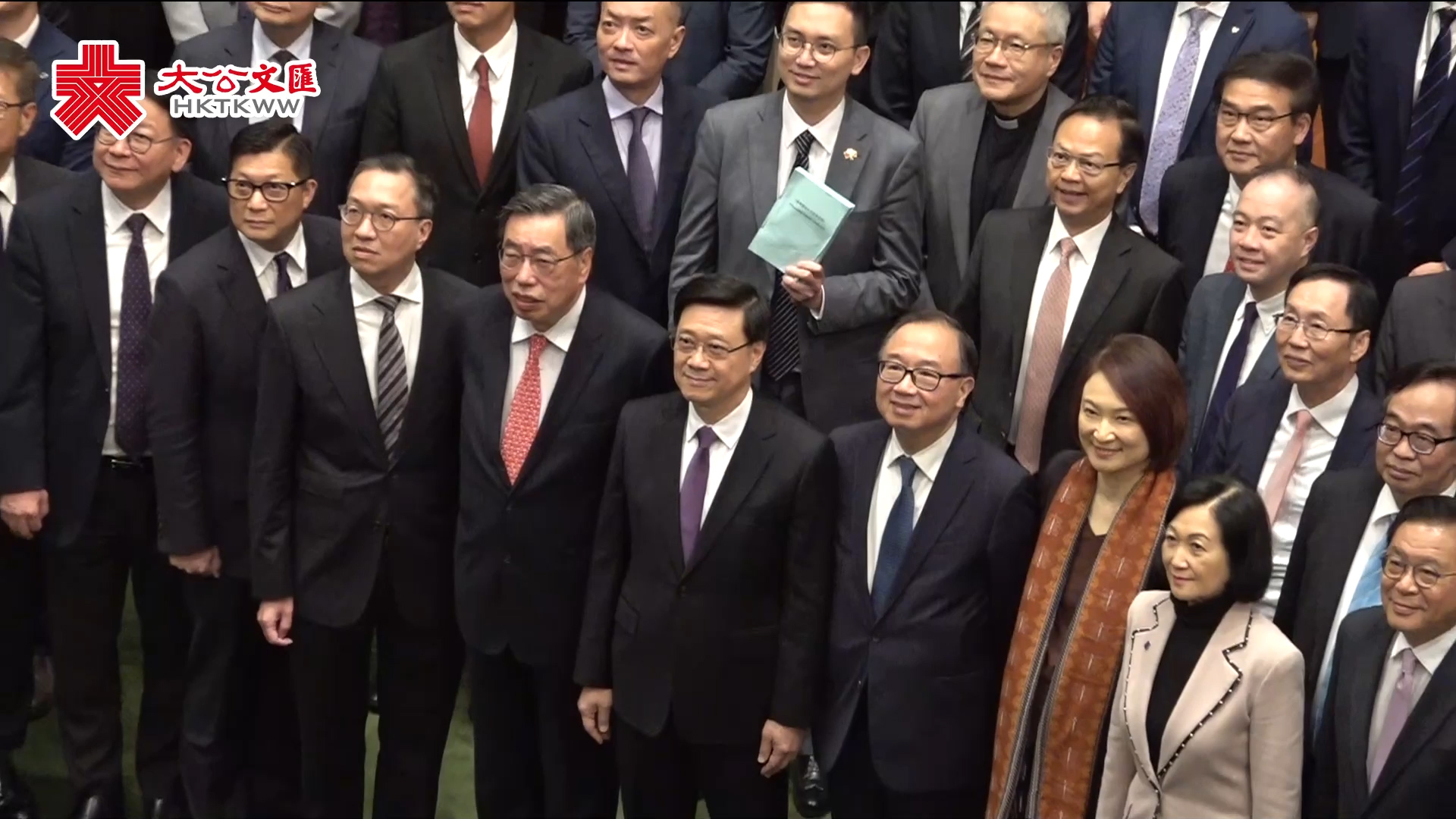 历史时刻！《维护国家安全条例草案》通过 李家超与立法会议员大合照