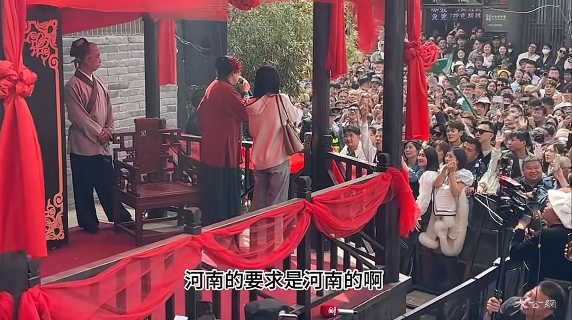 河南开封“王婆说媒” 年轻人的大型交友场？