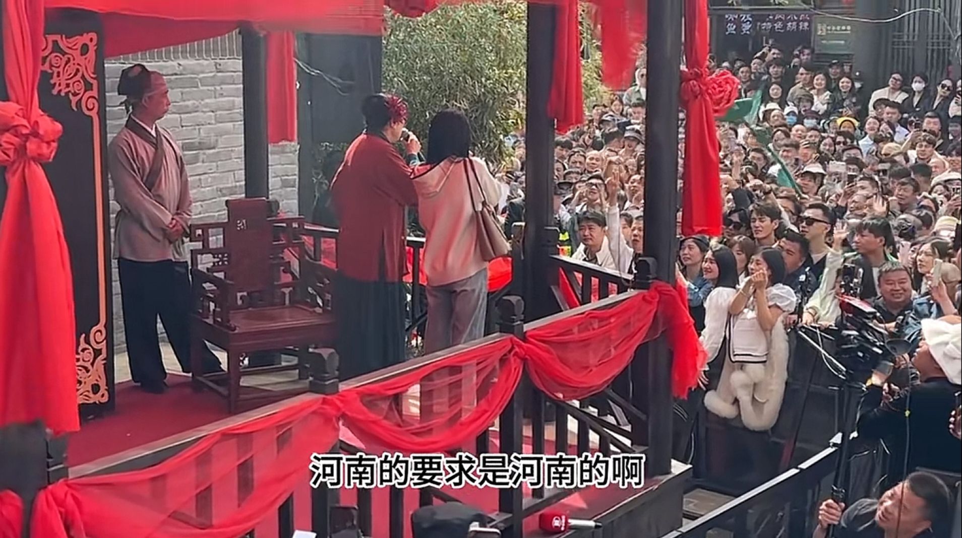 河南开封“王婆说媒” 年轻人的大型交友场？