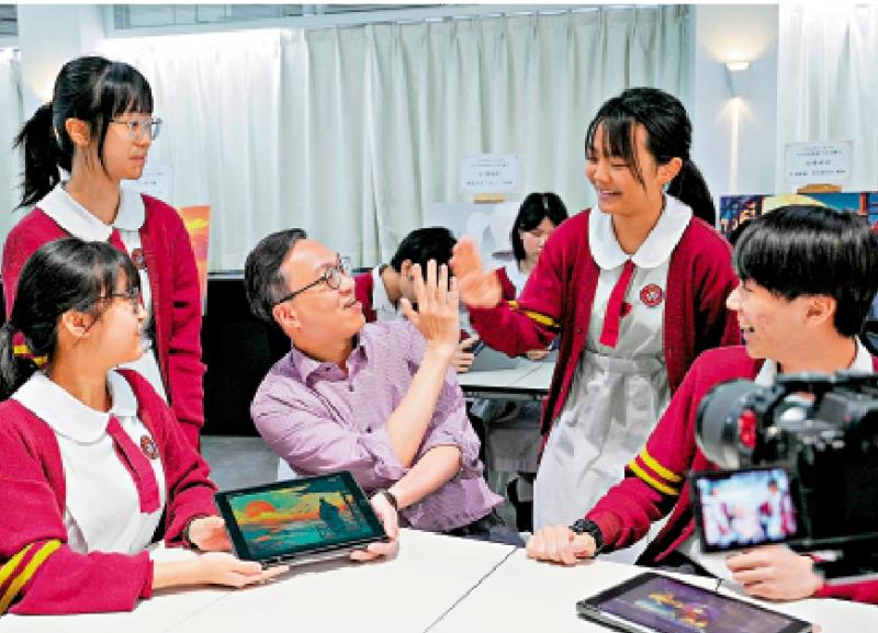 学校办国安教育活动 林定国与学生交流