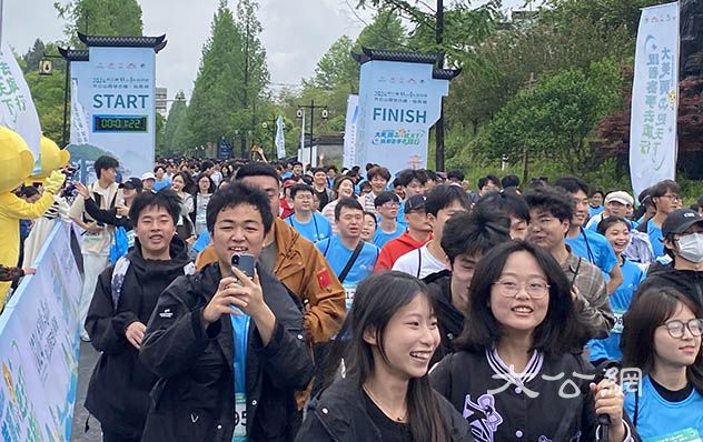 齊雲山霞客古道·登高賽鳴槍開賽 3000餘名選手同登古道
