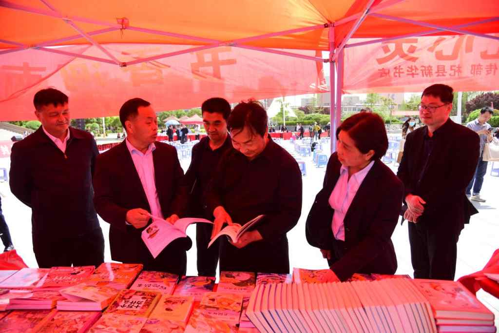 杞縣世界讀書日活動啟動 惠民書展台吸睛