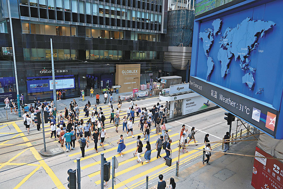 海外专才经“高才通”落户 赞子女在港可用英粤语普通话学习