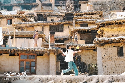 《屋顶足球》：不只是足球，更多是讲亲情