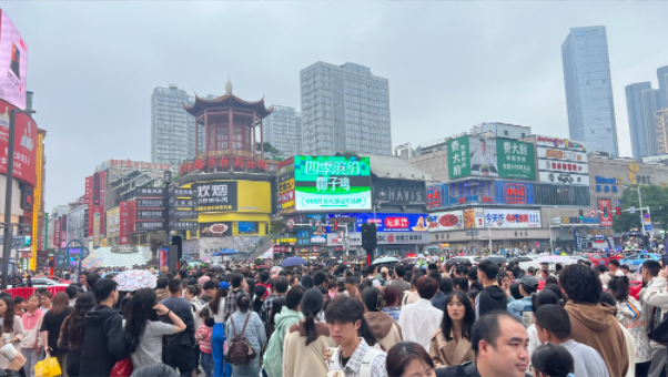 長沙再登五一旅遊熱榜前十 遊客買網紅零食排隊3小時   