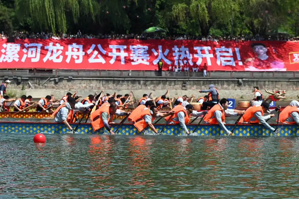 河南2000餘龍舟健兒角逐漯河沙澧河