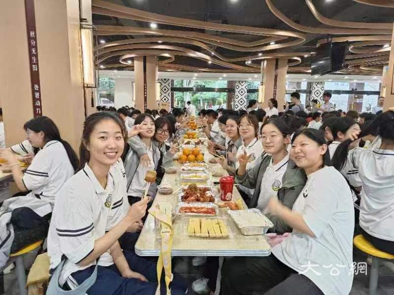 郑州九中:近800名高三学子同赴“壮行宴” 每道菜品寓意满满