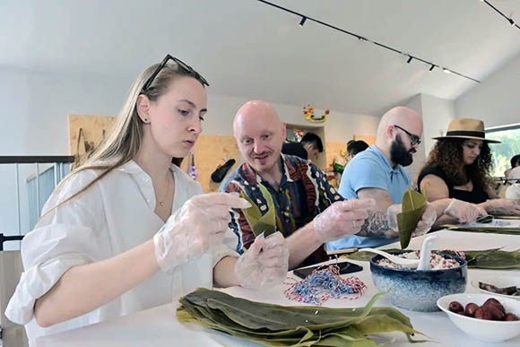 包粽子腌鴨蛋 國際人才齊聚安徽肥西紫蓬山過端午