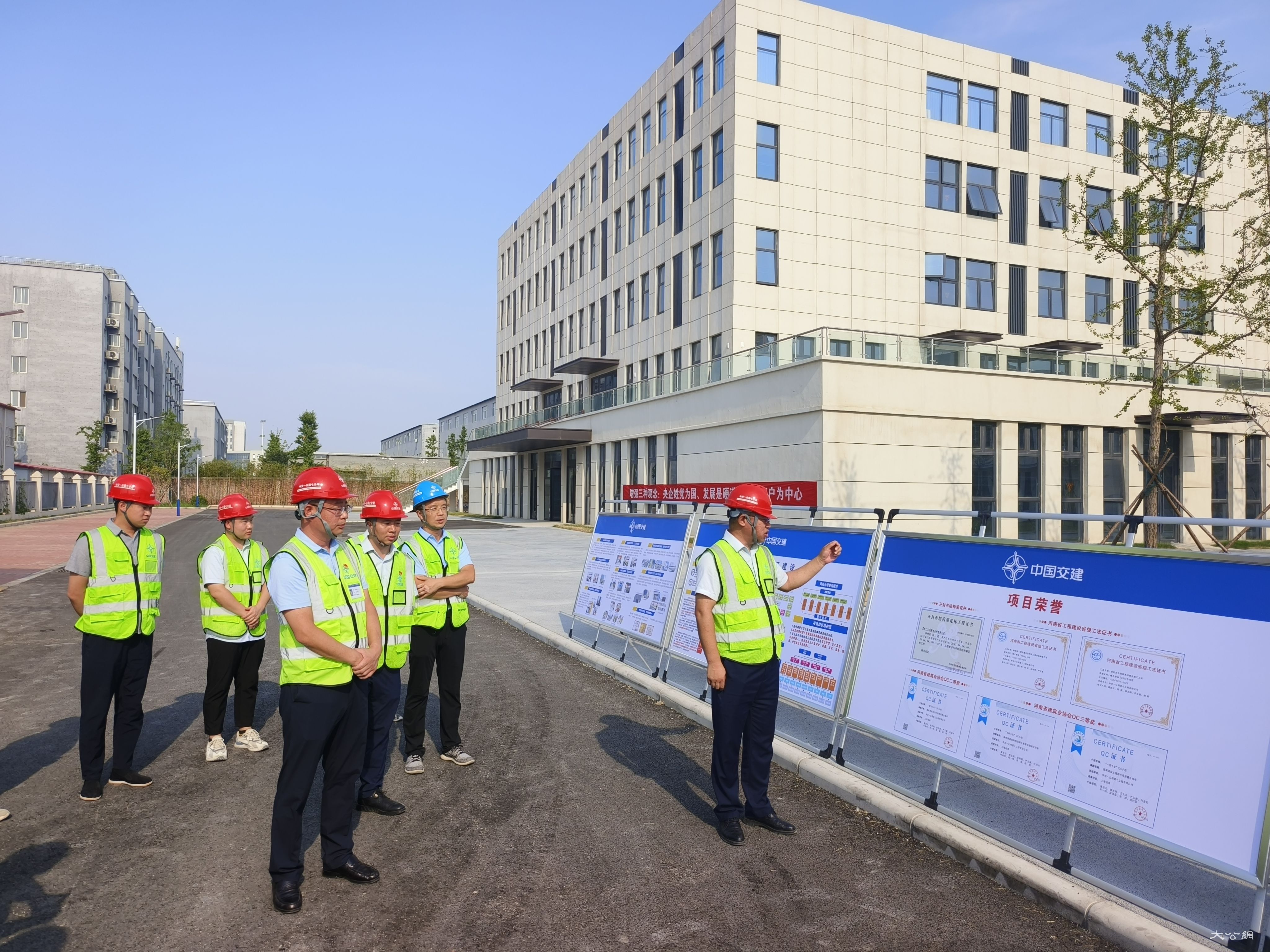 中交一公局七公司开封汽车产业园举行“稳中求进 ‘汴'有幸福”媒体开放日活动