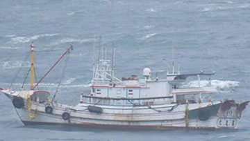 福建海警查扣一艘涉嫌非法捕捞台湾省籍渔船